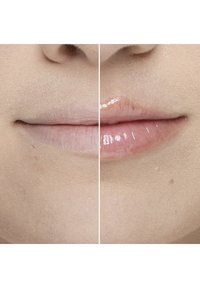 Lip vergelijking: linkerkant mat, lichtroze; rechterkant glanzend, iets donkerder roze; gladde textuur, subtiele natuurlijke imperfecties zichtbaar.