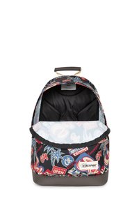 Mochila con un exterior negro que presenta impresiones coloridas de estilo retro. Tiene un interior acolchado y un asa superior resistente para llevarla.