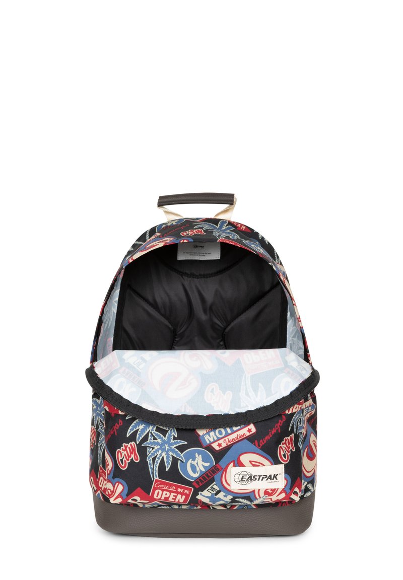 Sac à dos avec un extérieur noir ornée d'imprimés colorés de style rétro. Il possède un intérieur rembourré et une poignée supérieure robuste pour le transport.