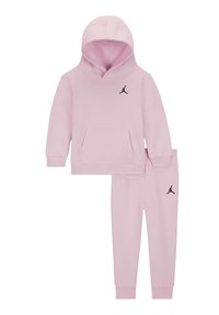 Set di felpa con cappuccio e pantaloni tuta rosa in cotone. La felpa presenta una tasca a marsupio e un logo nero sul petto; i pantaloni hanno un logo coordinato.
