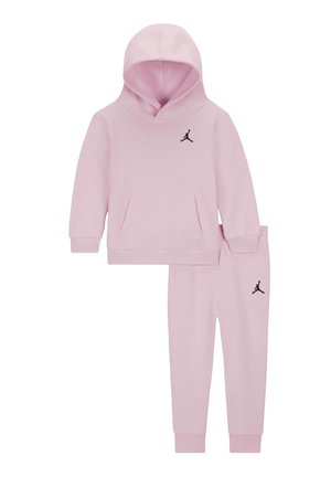 Set di felpa con cappuccio e pantaloni tuta rosa in cotone. La felpa presenta una tasca a marsupio e un logo nero sul petto; i pantaloni hanno un logo coordinato.