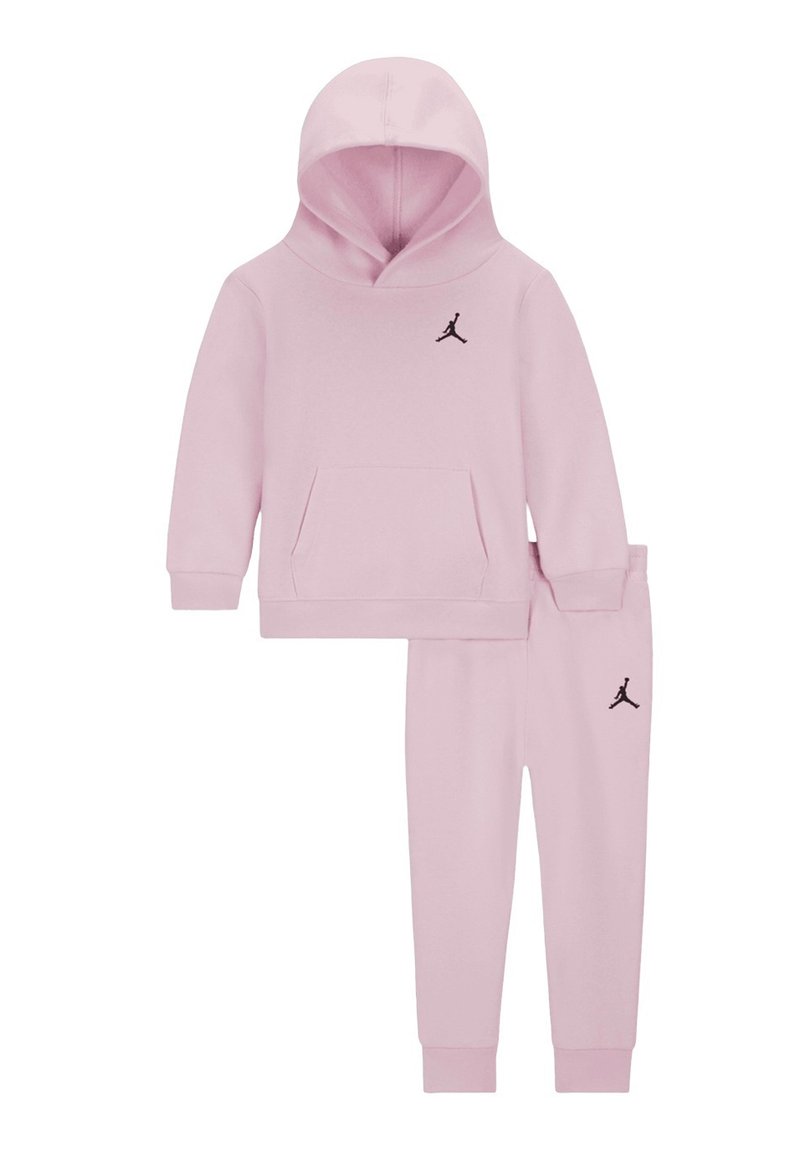 Set di felpa con cappuccio e pantaloni tuta rosa in cotone. La felpa presenta una tasca a marsupio e un logo nero sul petto; i pantaloni hanno un logo coordinato.