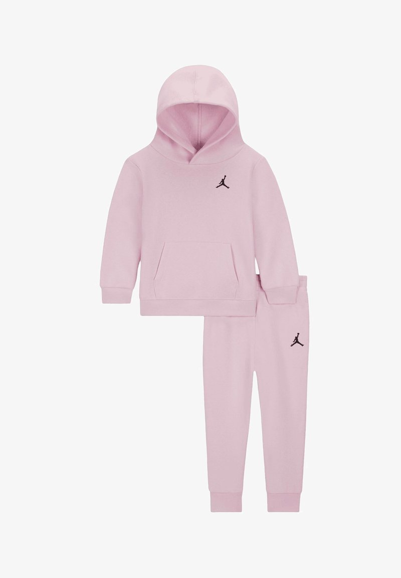 Set di felpa con cappuccio e pantaloni tuta rosa in cotone. La felpa presenta una tasca a marsupio e un logo nero sul petto; i pantaloni hanno un logo coordinato.