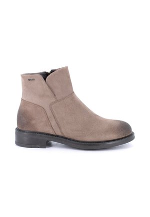 Stivaletti in suede taupe con punta tonda, tacco basso impilato e chiusura con zip laterale; caratterizzati da cuciture minime e una texture a gradiente sottile.