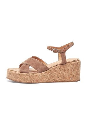 Braune Wildleder-Wedge-Sandalen mit einer Korkplattform, ausgestattet mit überkreuzten Riemen und einem verstellbaren Knöchelriemen mit einer silbernen Metallschnalle.