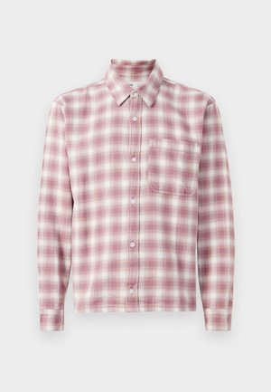 Chemise à manches longues en tartan rose et blanc. Fabriquée dans un tissu doux avec un col boutonné, une poche poitrine unique et des fermetures à boutons.