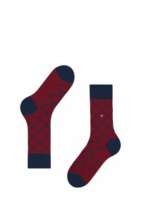 Chaussettes rouges avec des accents bleu marine, présentant un motif en losanges de bleu plus foncé. Fabriquées dans un matériau lisse avec des zones de renfort au niveau des orteils et du talon.