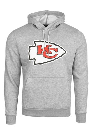 Szara bluza z kapturem z przednią kieszenią typu kangur, z czarno-czerwonym logo 'KC' otoczonym białą obwódką. Wykonana z miękkiej tkaniny z ściągaczami przy mankietach.
