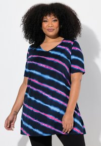Túnica de manga corta de color azul marino con rayas tie-dye en rosa y azul, diseño de escote en V y aberturas laterales para mayor comodidad, hecha de tela suave.