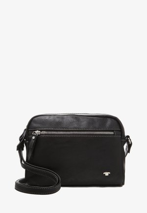 Zwarte leren crossbodytas met een hoofdvak met ritssluiting, een voorvak, verstelbare riem en een textuur aan het oppervlak. Zilveren accenten.