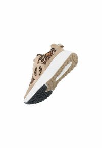 Beige sportschoen met panterprint panels, witte tussenzool en gestructureerde zwarte rubberen buitenzool met opvallende noppen voor grip.