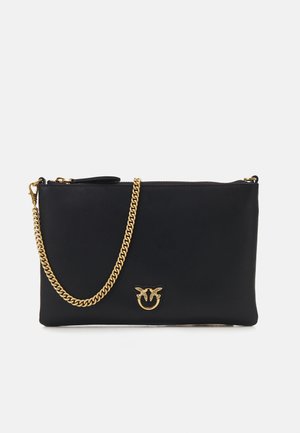 Czarna skórzana prostokątna kopertówka z złotym łańcuszkiem oraz złotym emblematem z dwoma ptakami na przodzie.