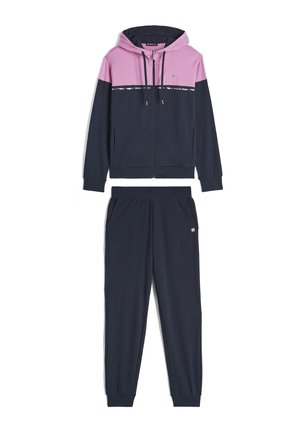 Granatowa i różowa bluza z kapturem na suwak ze sznurkami, zestawiona z granatowymi spodniami dresowymi z elastycznymi mankietami i bocznymi kieszeniami.