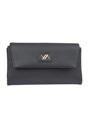 Pochette in pelle nera testurizzata con patta inclinata e piccola placca con logo dorato al centro sulla parte anteriore.