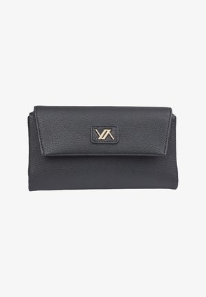 Pochette in pelle nera testurizzata con patta inclinata e piccola placca con logo dorato al centro sulla parte anteriore.