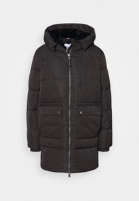 Černá zimní bunda s výplní a kapucí, se zipem na celém předním dílu, dvěma velkými kapsami se tvořítky na druky a jednou vertikální kapsou na hrudi.