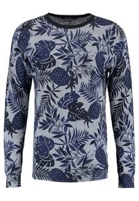 Langärmliger grauer Pullover mit einem dunkelblauen Muster aus tropischen Blättern und Ananas, Rundhalsausschnitt sowie gerippten Bündchen und Saum.