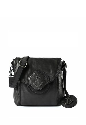 Borsa a tracolla in pelle nera con tracolla regolabile, chiusura a patta, emblema metallico ad ancora sul davanti e etichetta circolare attaccata.