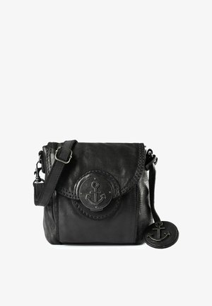 Borsa a tracolla in pelle nera con tracolla regolabile, chiusura a patta, emblema metallico ad ancora sul davanti e etichetta circolare attaccata.