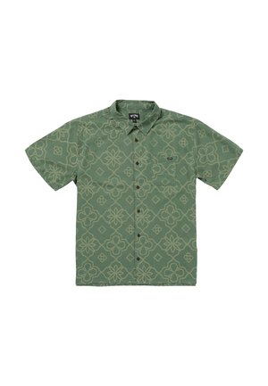 Short-sleeve button-up shirt in olive green with a floral pattern. Features a chest pocket and brown buttons. Made of lightweight fabric.