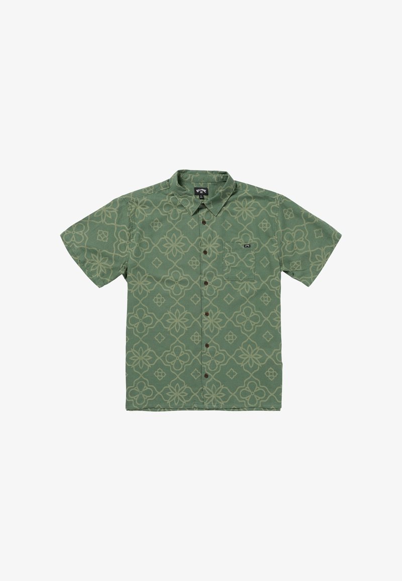 Camicia a maniche corte con bottoni di colore verde oliva con motivo floreale. Presenta una tasca sul petto e bottoni marroni. Realizzata in tessuto leggero.