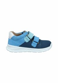 Blauer Sneaker mit einer Kombination aus glatten und Wildleder-Oberflächen, zwei verstellbaren Klettverschlüssen und einer Gummisohle mit einem strukturierten weißen Boden.