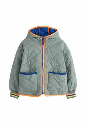 Hellgraue gesteppte Kapuzenjacke mit orangefarbenem Besatz, blauen Taschenrändern, blauem Reißverschluss und gestreiften gelb-grünen Bündchen.