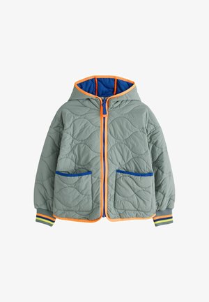Hellgraue gesteppte Kapuzenjacke mit orangefarbenem Besatz, blauen Taschenrändern, blauem Reißverschluss und gestreiften gelb-grünen Bündchen.