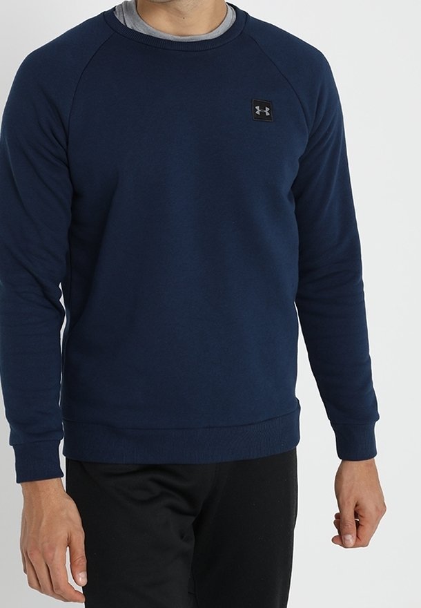 Felpa blu navy con lunghe maniche raglan, colletto rotondo e piccolo logo nero ricamato sul petto. Tessuto morbido con polsini a costine.