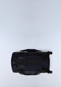 Tmavě modrá sportovní taška na zip se dvěma předními zipy, zesílenými černými rukojeťmi, nastavitelním ramenním popruhem a texturovanou tkaninou. Logo nášivka na boku.