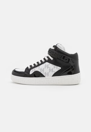 Schwarz-weißer High-Top-Sneaker mit weißen Schnürsenkeln, perforiertem Seitenpanel und geprägtem Branding an Sohle und Knöchelriemen.