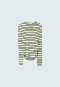 Pull en maille à manches longues avec rayures horizontales vert clair et blanches, col rond, et ourlet arrondi sur fond bleu clair.