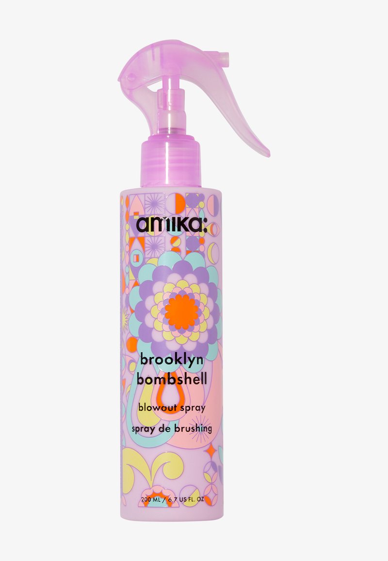Spray coiffant Amika Brooklyn Bombshell dans un flacon violet brume de 200 mL avec motifs géométriques colorés et un embout spray.