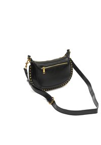 Borsa a tracolla in pelle nera con hardware dorato, tasca con zip, dettagli borchiati lungo il bordo e tracolla regolabile.