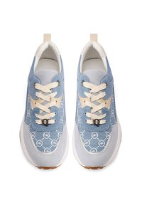 Sneakers in denim blu con accenti grigio chiaro, motivi a logo rotondi, lacci crema e materiali testurizzati. Suola in gomma con trazione.