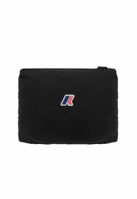 Borsa rettangolare nera in tessuto morbido, con chiusura a zip e un piccolo logo colorato sul davanti. Texture liscia.