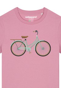Rosa T-Shirt mit einem Grafikmotiv eines hellgrünen Fahrrads mit einem braunen Sattel, schwarzen Reifen und einem Gepäckträger. Einfaches, cartoonhaftes Design.