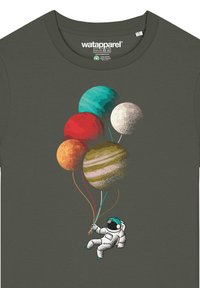 Graues T-Shirt mit einem Astronauten, der bunte Planetenballons in Orange, Rot, Blau, Creme und Grün hält, mit Details im Grafikdesign-Stil.