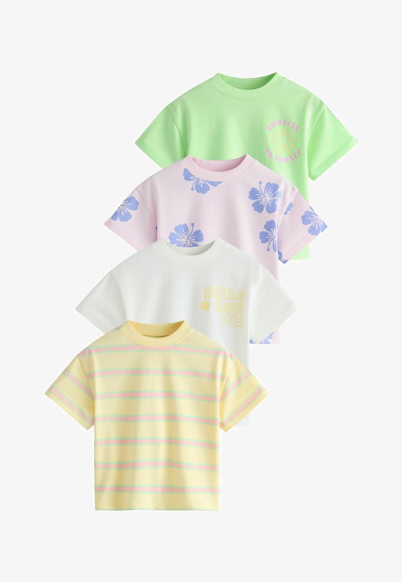 Conjunto de cuatro camisetas de algodón de manga corta: verde claro, rosa con estampado floral azul, blanca con gráficos amarillos y diseño a rayas amarillas.