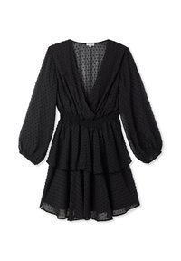Czarna sukienka z lekkiego materiału, z dekoltem w serek, długimi, bufiastymi rękawami, marszczonym pasem i warstwowym dołem z falbaną. Ma fakturę w kropki.
