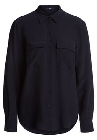 Chemise noire à manches longues avec col pointu, deux poches poitrine à rabat, coupe ajustée et ourlet arrondi.