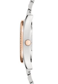 Silberne und roségoldene Uhr mit einem Gehäuse aus Edelstahl, strukturiertem roségoldenen Lünette und einer runden Krone. Ein glattes Metallarmband verbindet sich mit dem Gehäuse.