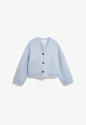 Hellblaue, kurze Strickjacke aus weichem Stoff, mit V-Ausschnitt, vier schwarzen Knöpfen und zwei vorderen Taschen.