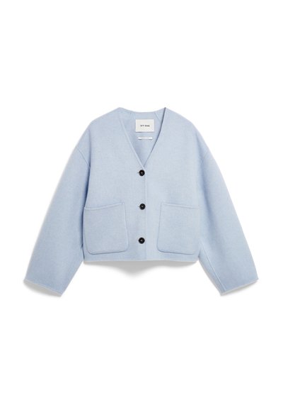 Lichtblauwe cropped cardigan van zachte stof, met een V-hals, vier zwarte knopen en twee zakken aan de voorkant.