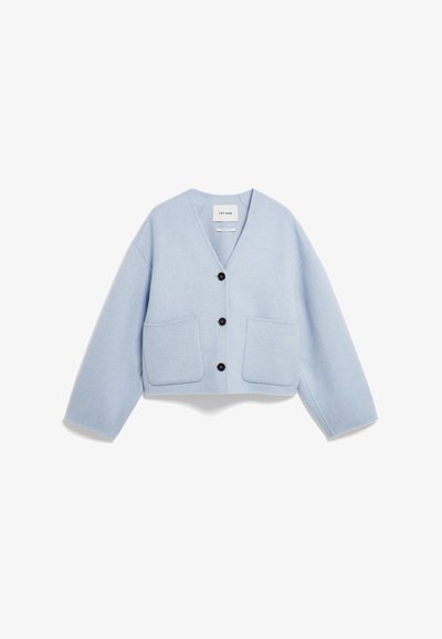 Lichtblauwe cropped cardigan van zachte stof, met een V-hals, vier zwarte knopen en twee zakken aan de voorkant.