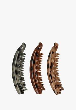 Tre fermagli per capelli in plastica. Colori: grigio con macchie nere, marrone con strisce scure e marrone chiaro con un motivo marmorizzato.