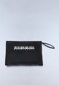 Zwarte nylon pouch met een zachte textuur, voorzien van een wit "NAPAPIJRI geographic" logo. Inclusief een zijlus voor draag- of bevestigingsmogelijkheden.