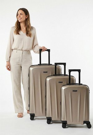 Police, NEW YORK 4 ROLLEN KOFFERSET 3-TEILIG MIT DEHNFALTE UNISEX - Set de valises - champagner