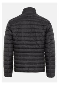 Sort puffer-jakke med en quiltet tekstur, høj krave og elastiske manchetter. Har et logo-patch på ryggen.