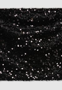 Czarny welwetowy materiał gęsto pokryty małymi, błyszczącymi czarnymi cekinami, tworzącymi błyszczącą teksturę.